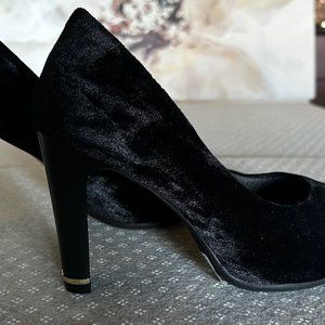 PICCADILLY SOFT RELIEVES BLACK SUEDE - Size US 6 (37 EUR)